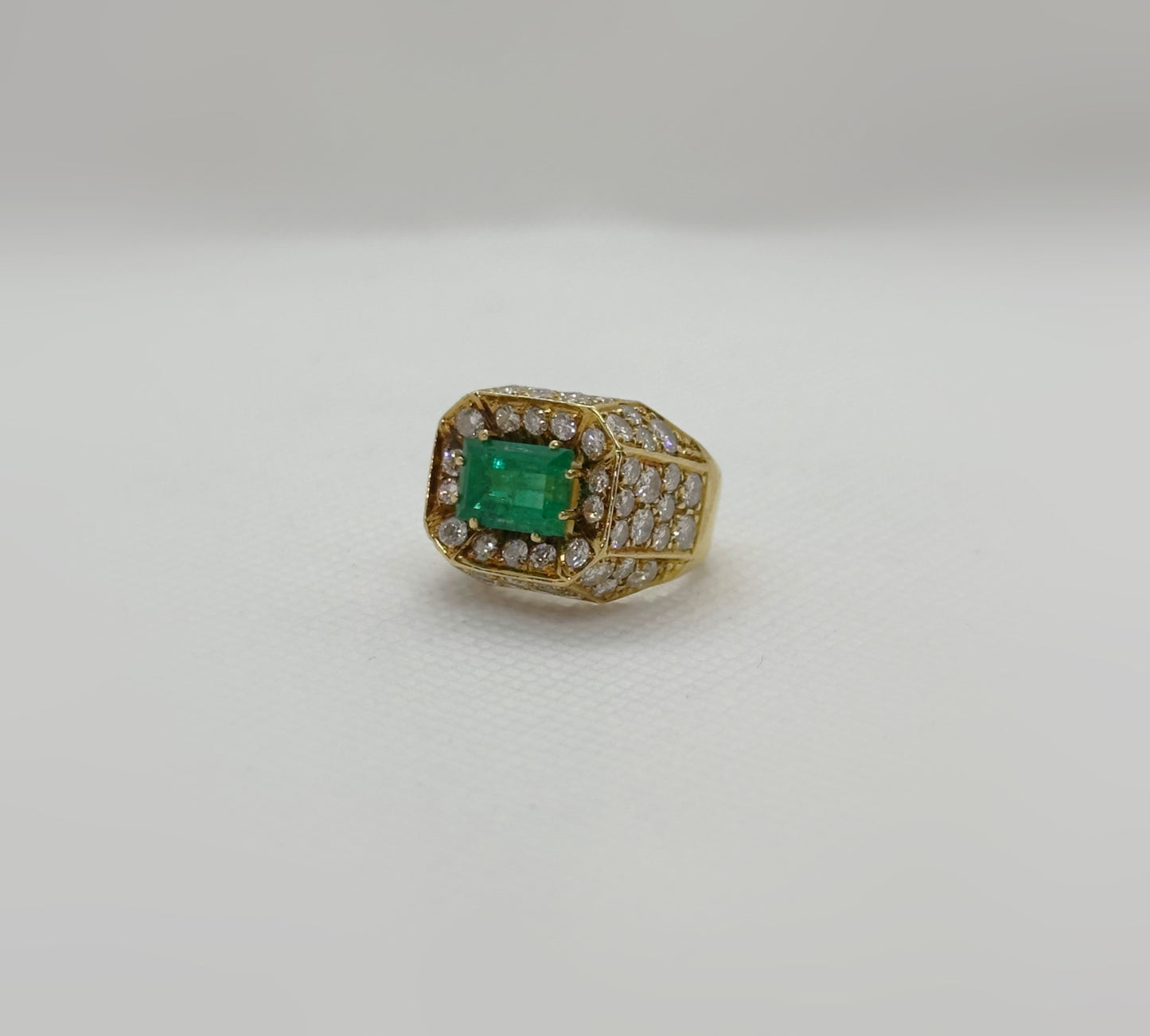 Anello a trombino anni '60 oro giallo con smeraldo e diamanti