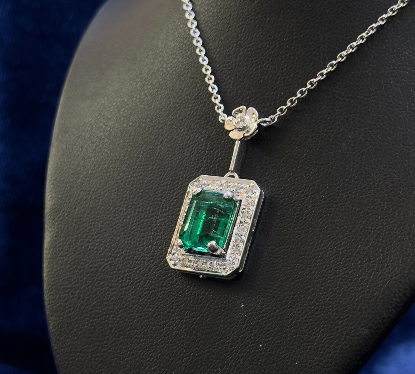 Collana Oro Bianco con Smeraldo e Diamanti