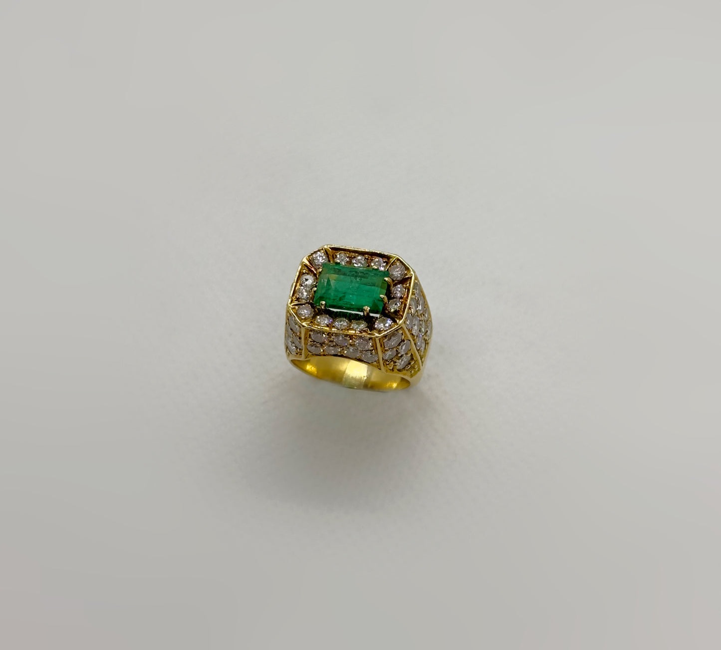 Anello a Trombino Oro Giallo con Smeraldo e Diamanti