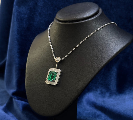 Collana Oro Bianco con Smeraldo e Diamanti