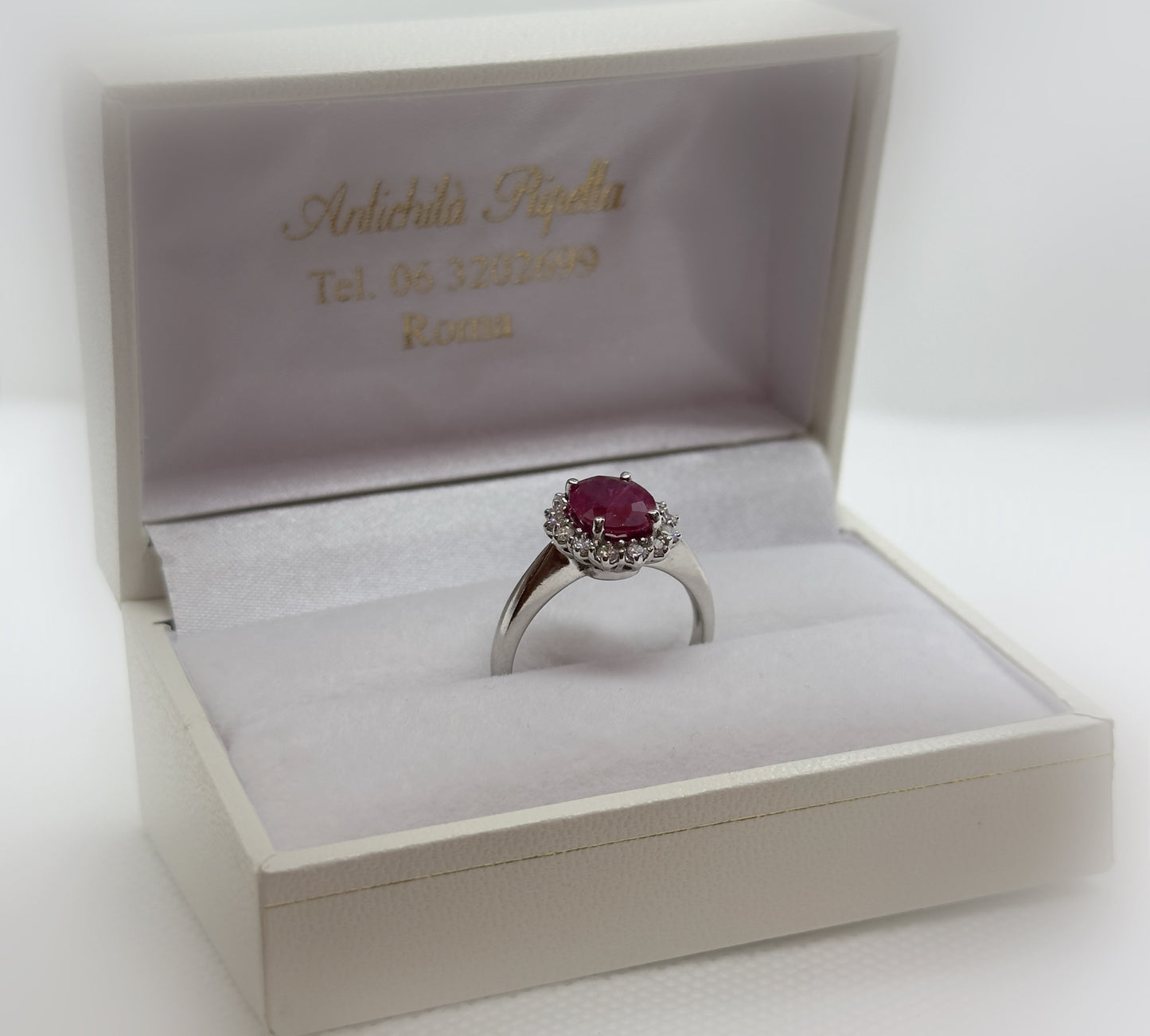 Anello in Oro Bianco con Rubino centrale e Diamanti laterali