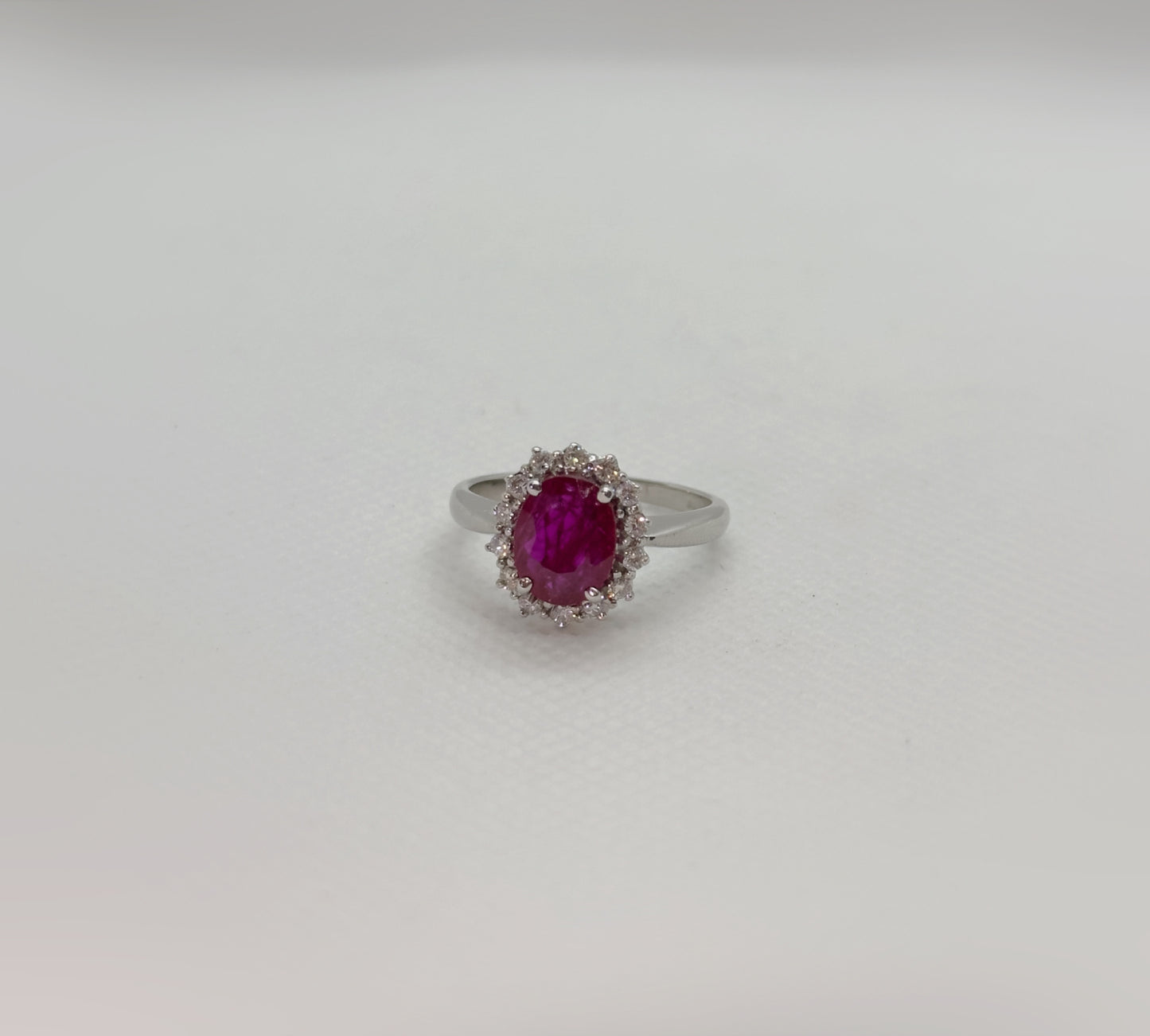 Anello in Oro Bianco con Rubino centrale e Diamanti laterali