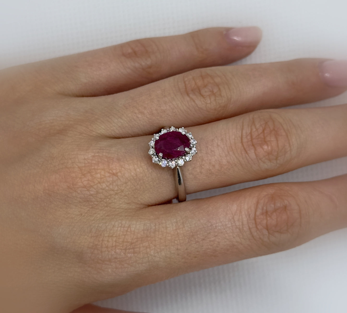 Anello in Oro Bianco con Rubino centrale e Diamanti laterali