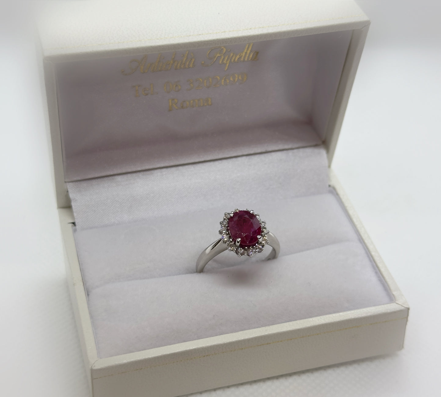 Anello in Oro Bianco con Rubino centrale e Diamanti laterali