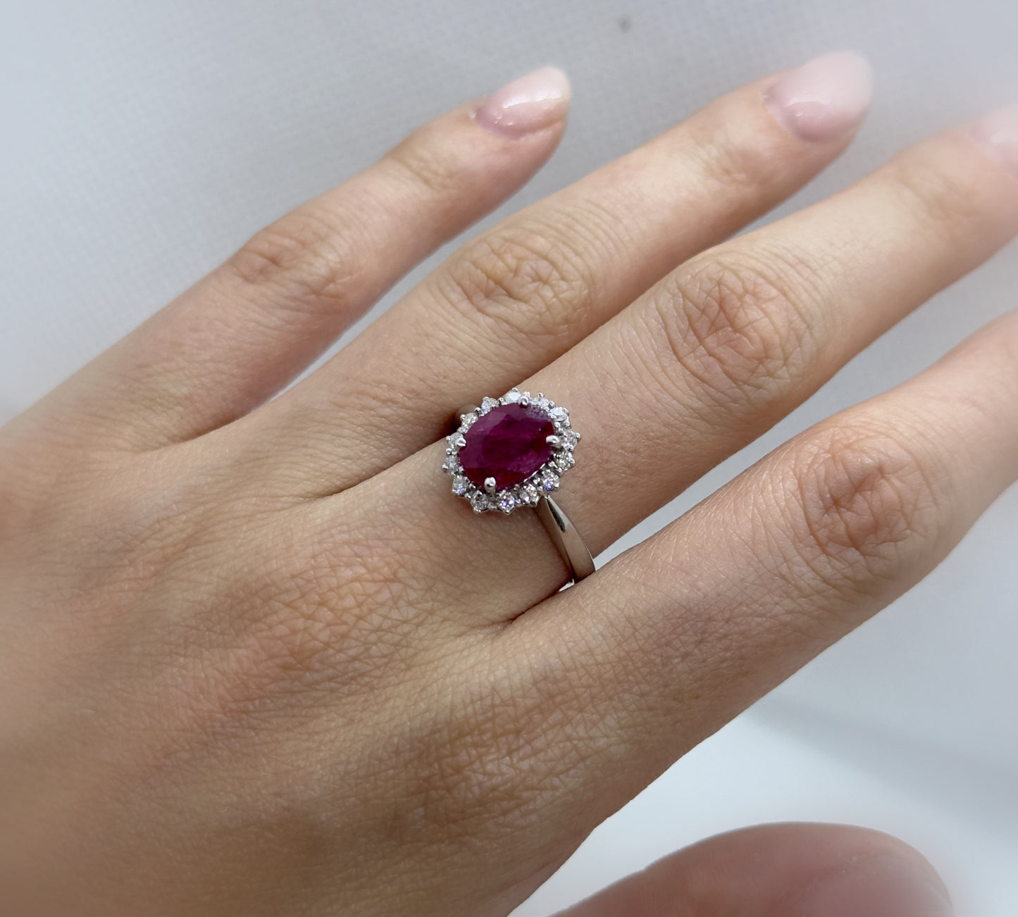 Anello in Oro Bianco con Rubino centrale e Diamanti laterali