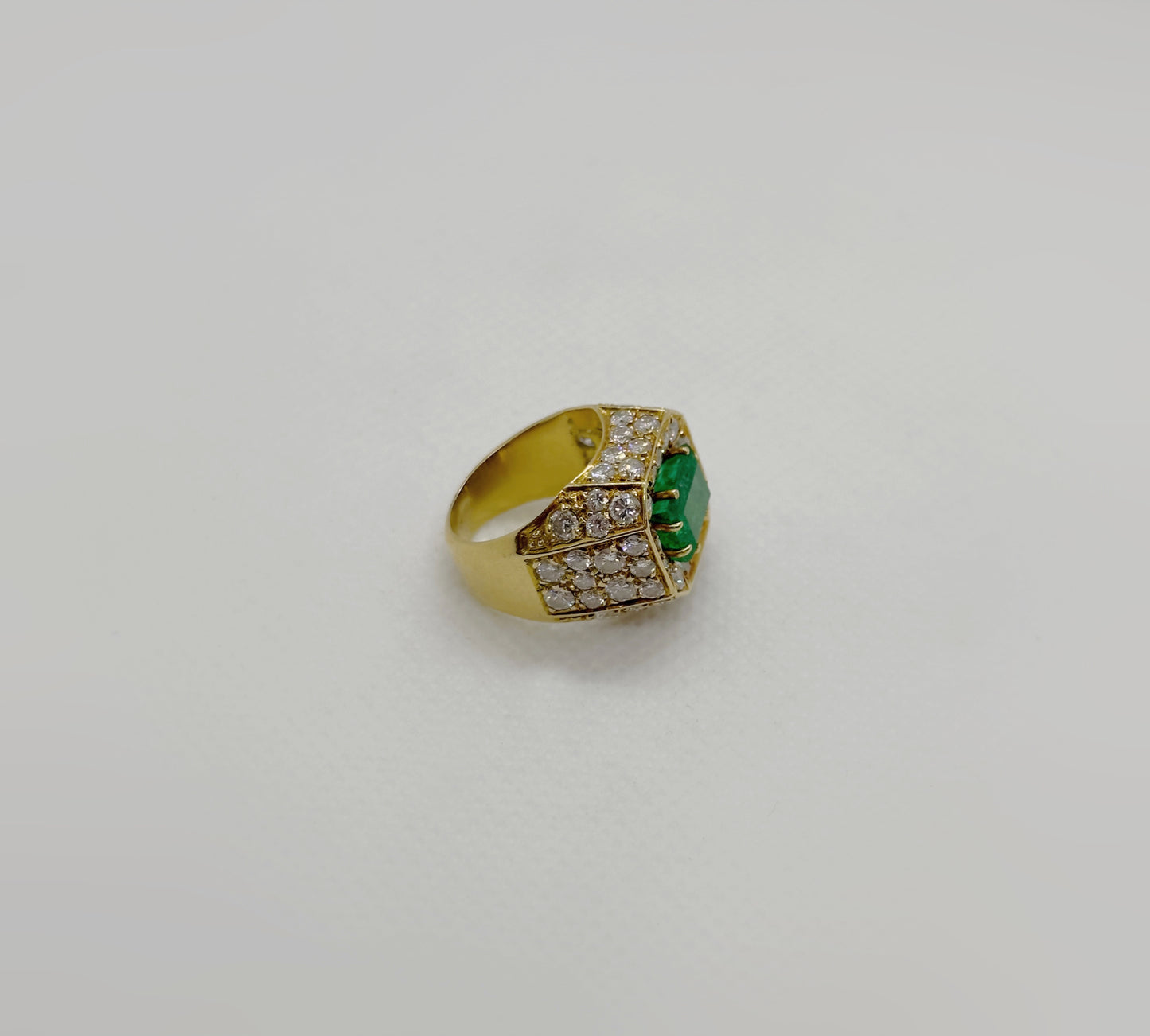 Anello a Trombino Oro Giallo con Smeraldo e Diamanti