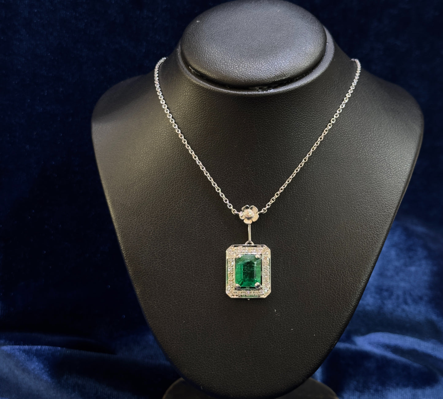 Collana Oro Bianco con Smeraldo e Diamanti