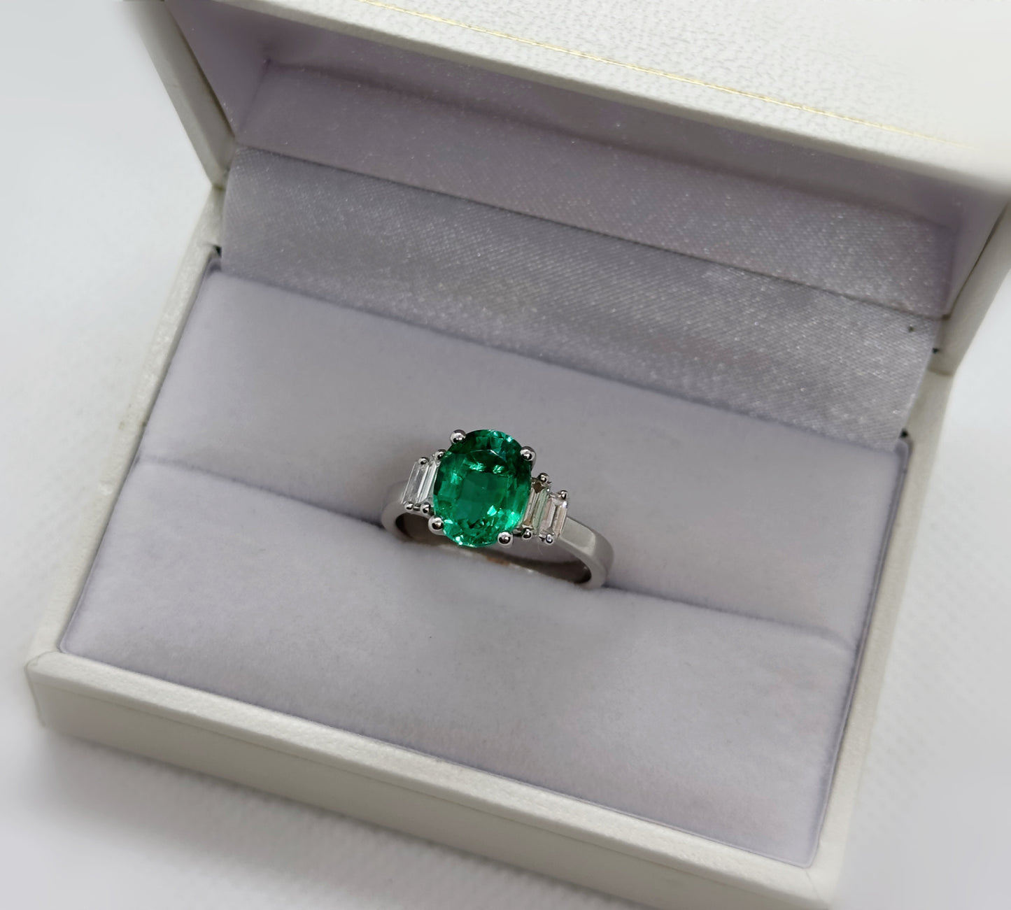 Anello con Smeraldo e Brillanti