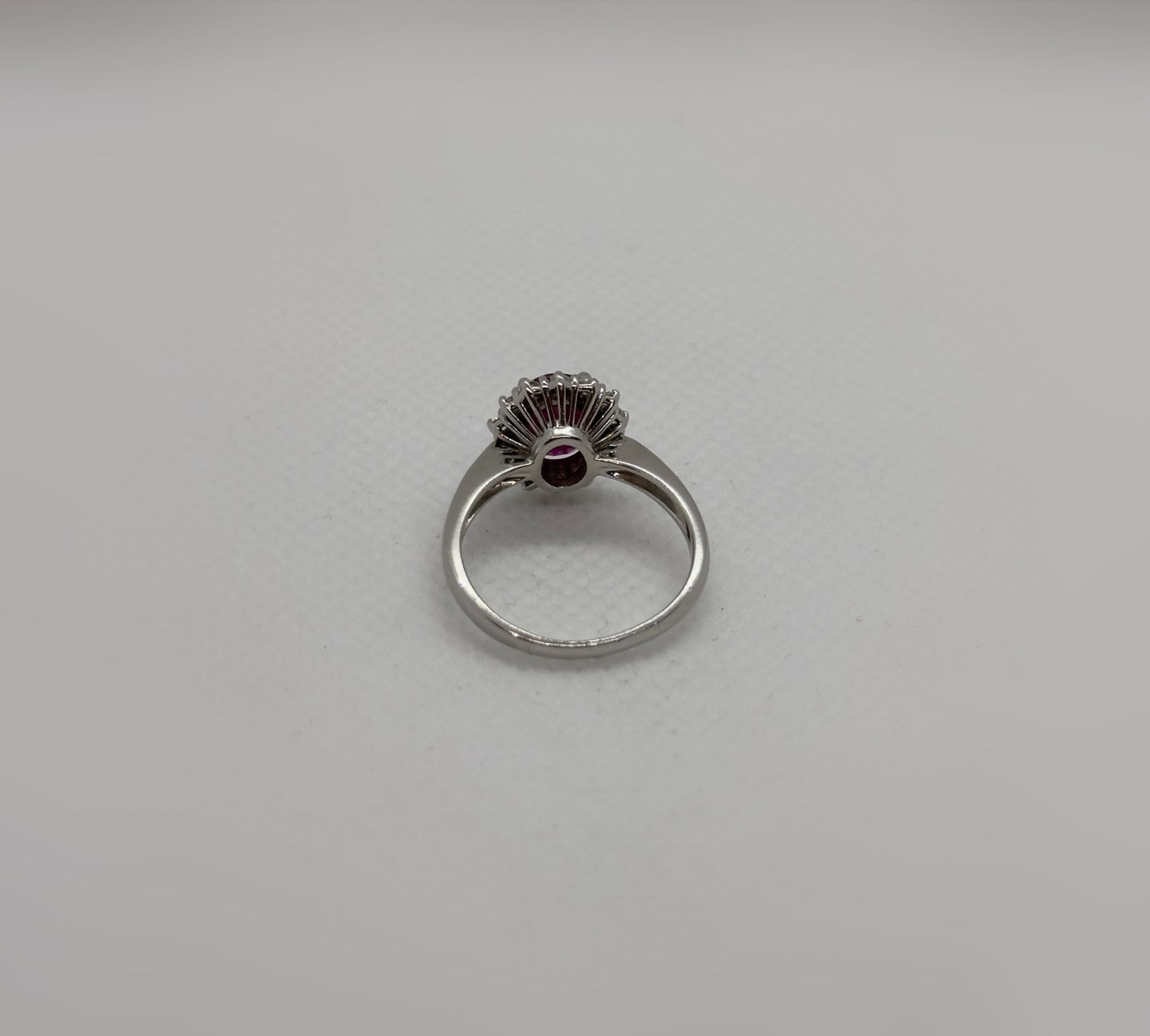 Anello in Oro Bianco con Rubino centrale e Diamanti laterali