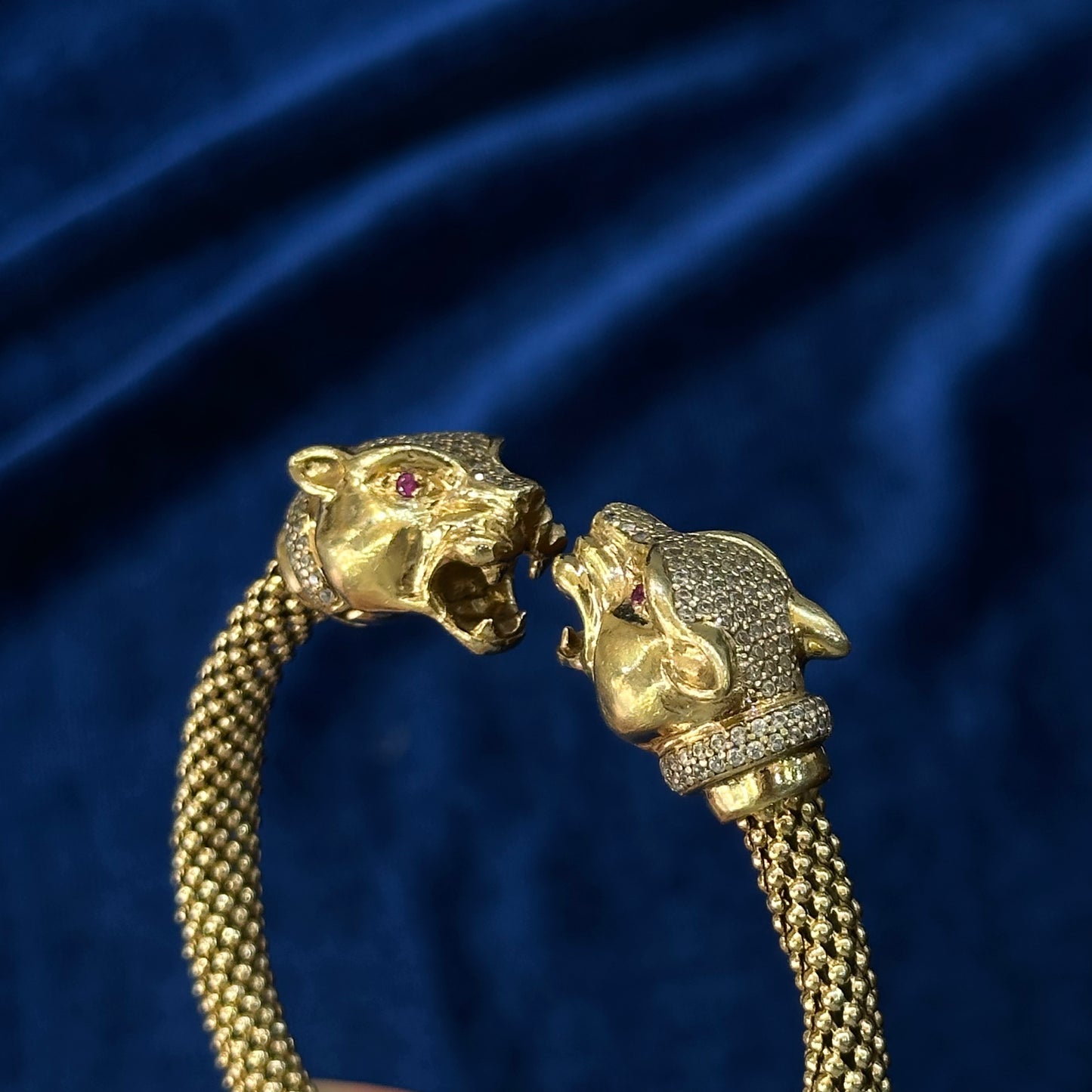 Bracciale pantera anni '60 in oro giallo, diamanti e rubini
